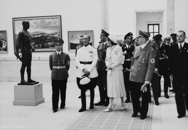 Adolf Hitler rajongva szerette a művészetet, gyakran járt kiállításokra, majd ő maga is szervezett egyet, hogy bosszút állhasson