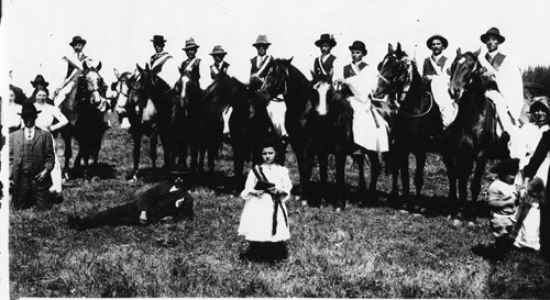 Összejövetel az Esterházy névre keresztelt, kanadai településen, 1906-ban