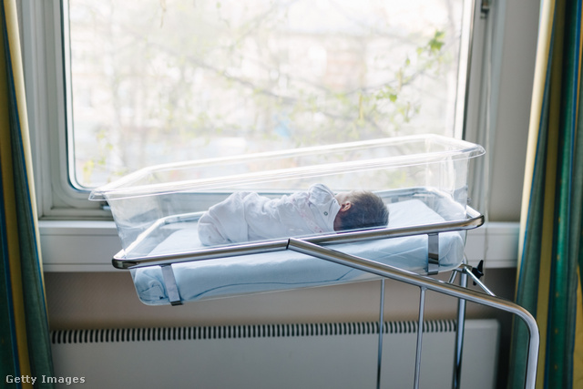 A legtöbb újszülöttet a szegénység és annak következményei miatt hagynak a kórházban