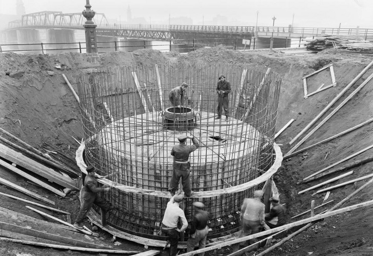 1951. Kossuth Lajos tér, a metróépítés területe, háttérben a Kossuth híd. - Forrás: Fortepan
