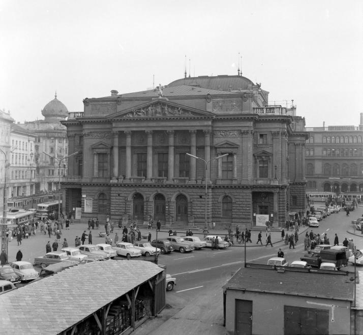 Blaha Lujza tér, a metróépítés területe, szemben a Nemzeti Színház - Forrás: Fortepan