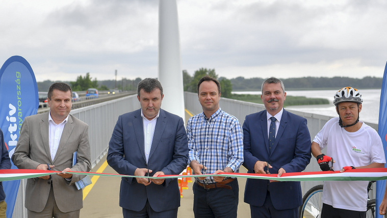 Nyul Zoltán, a Nemzeti Infrastruktúra Fejlesztő Zrt. (NIF Zrt.) beruházási vezérigazgató-helyettese, Palkovics László innovációs és technológiai miniszter, Nyitrai Zsolt, a térség fideszes országgyűlési képviselője, F. Kovács Sándor, a térség fideszes országgyűlési képviselője és Révész Máriusz, az aktív Magyarországért felelős kormánybiztos (b-j) átvágja a nemzeti színű szalagot a Tiszafüred és Poroszló között megépült kerékpárúton az átadásán, 2020 június 20-án. A szakasz elkészültével teljessé vált az összesen mintegy 70 kilométeres Tisza-tavi kerékpárút.