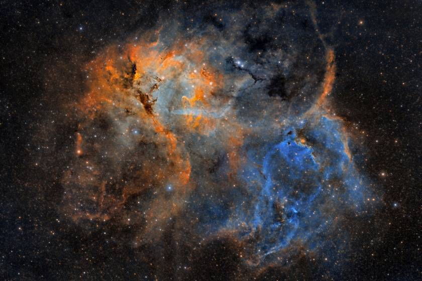 Az űr vákuum, nem kéne hogy szaga legyen, de mégis. Az űrhajósok beszámolói alapján a galaxis közepén van egy gyümölcsös, édes, rum szagú golyó, ami az etil-formiát vegyület. Az űrnek egyéb illatai pedig a kénhez és a húshoz hasonlítanak. Thomas Jones úrhajós amikor leveszi szkafanderét fanyar ózonszagot érez, ami az égetett puskaporhoz hasonlít.