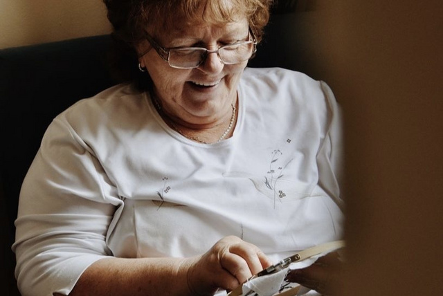 Gitta Mama, hímzés közben Fotó: Gönci Olivér