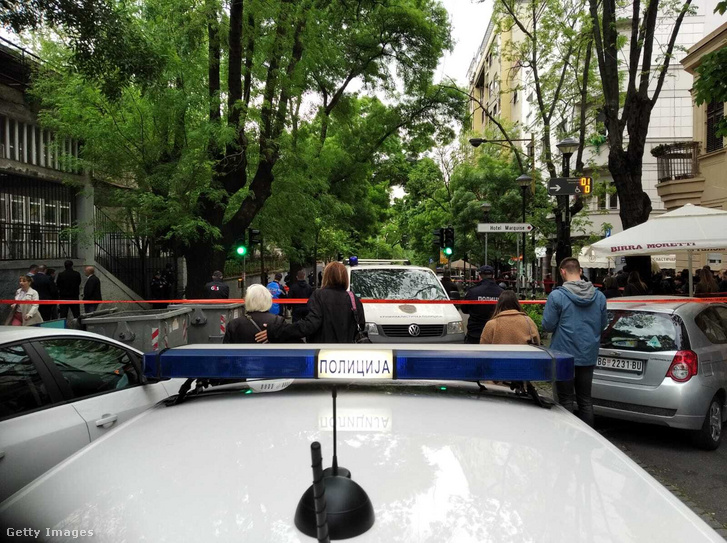 Emberek várakoznak az általános iskola előtt, miközben a rendőrség biztonsági intézkedéseket hoz, miután egy hetedikes diák tüzet nyitott az iskolában Belgrádban, Szerbiában 2023. május 3-án