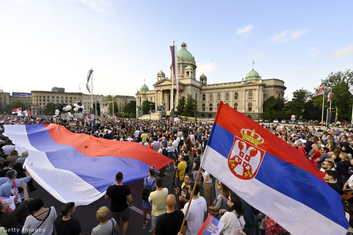 Tüntetés 2023. június 09-én Belgrádban, Szerbiában. 2023. május 3-án iskolai lövöldözés történt a belgrádi Vladislav Ribnikar Modell Általános Iskolában
