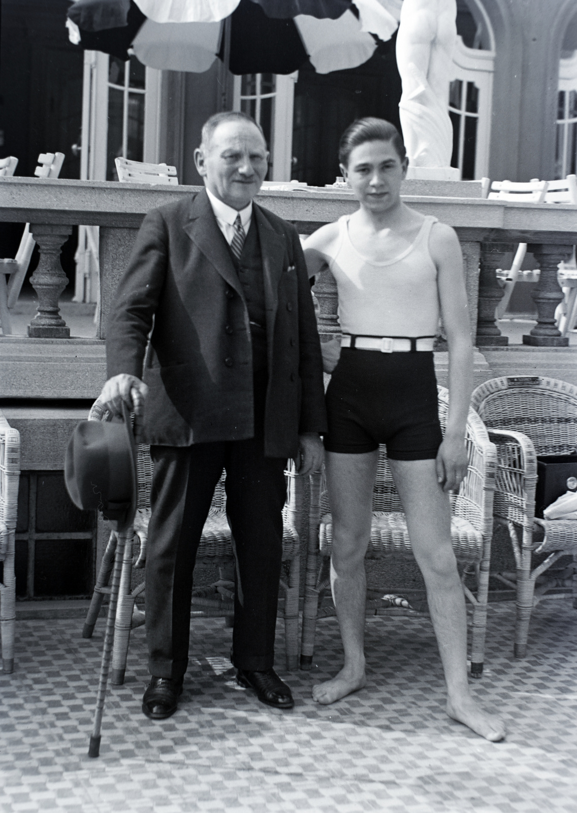 1932