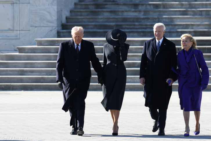 Donald Trump amerikai elnök és Melania Trump first lady kísérik Joe Biden volt amerikai elnököt és Jill Biden volt first ladyt Washingtonban 2025. január 20-án