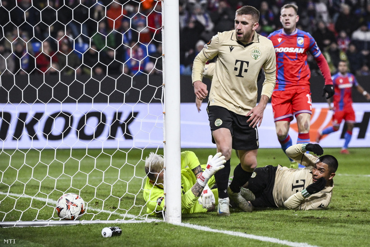 Gróf Dávid kapus Eldar Civic és Cristian Ramírez a Ferencváros játékosai a Viktoria Plzen góljánál a labdarúgó Európa-liga nyolcaddöntőjébe jutásért játszott Viktoria Plzen - Ferencvárosi TC második mérkőzésen a plzeni Doosan Arénában 2025. február 20-án