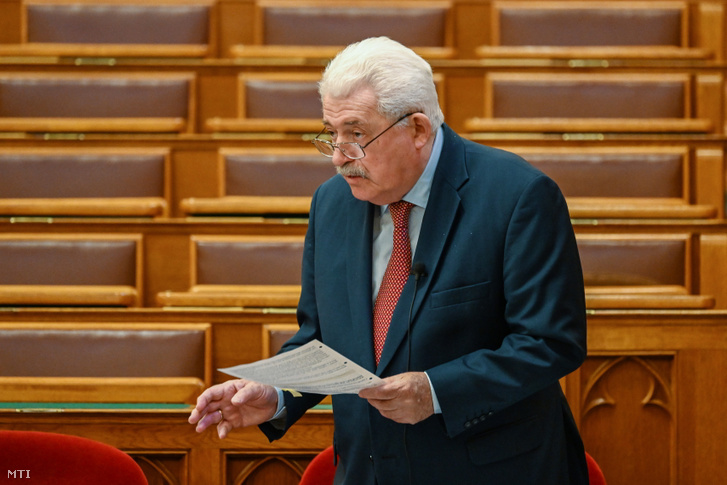 Fónagy János az Országgyűlés plenáris ülésén 2025. április 28-án