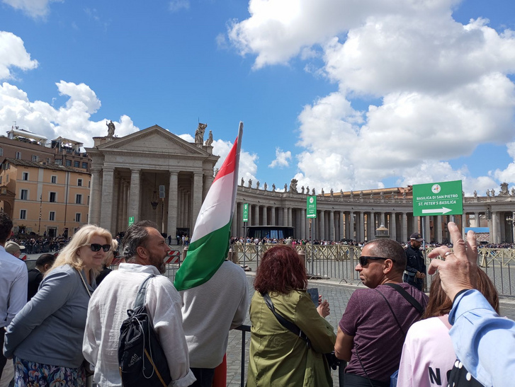 A Szent Péter téren hömpölygő tömeg