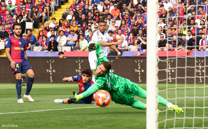 Kylian Mbappe kapura lő
