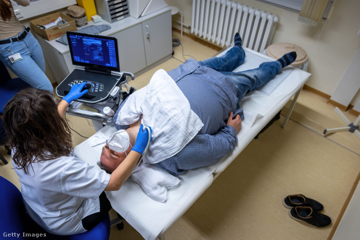 Ultrahanggal vizsgálják egy beteg pajzsmirigyét 2023. január 12-én