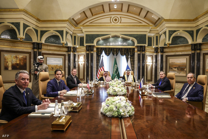 Steve Witkoff amerikai közel-keleti megbízott, Marco Rubio külügyminiszter, Mike Waltz nemzetbiztonsági tanácsadó, Faisal bin Farhan al-Saud szaúdi külügyminiszter, Mosaad bin Mohammad al-Aiban nemzetbiztonsági tanácsadó, Jurij Uzsakov, az orosz elnök külpolitikai tanácsadója és Szergej Lavrov orosz külügyminiszter közös megbeszélésen vesznek részt a rijádi Diriyah-palotában 2025. február 18-án