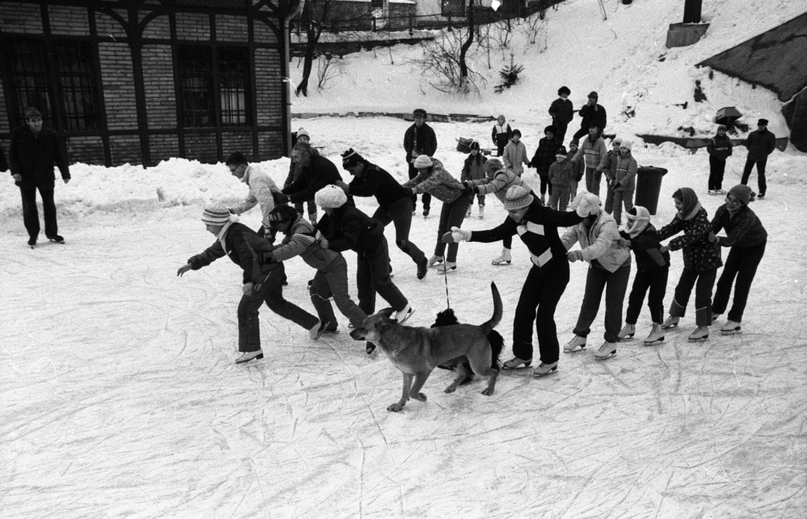 Zugliget, jégpálya a megszűnt villamos-végállomás megmaradt épülete mellett, 1986